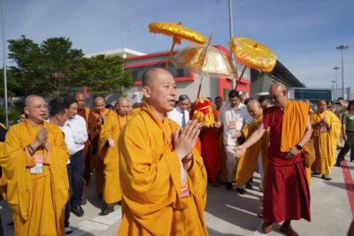 Phật tử Việt Nam cung tiễn Xá Lợi Đức Phật