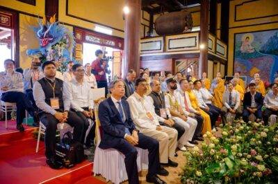 Phật tử Việt Nam cung tiễn Xá Lợi Đức Phật