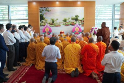 Phật tử Việt Nam cung tiễn Xá Lợi Đức Phật2