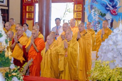 Phật tử Việt Nam cung tiễn Xá Lợi Đức Phật