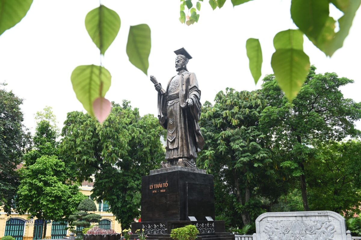 Vua Lý Công Uẩn và Phật giáo